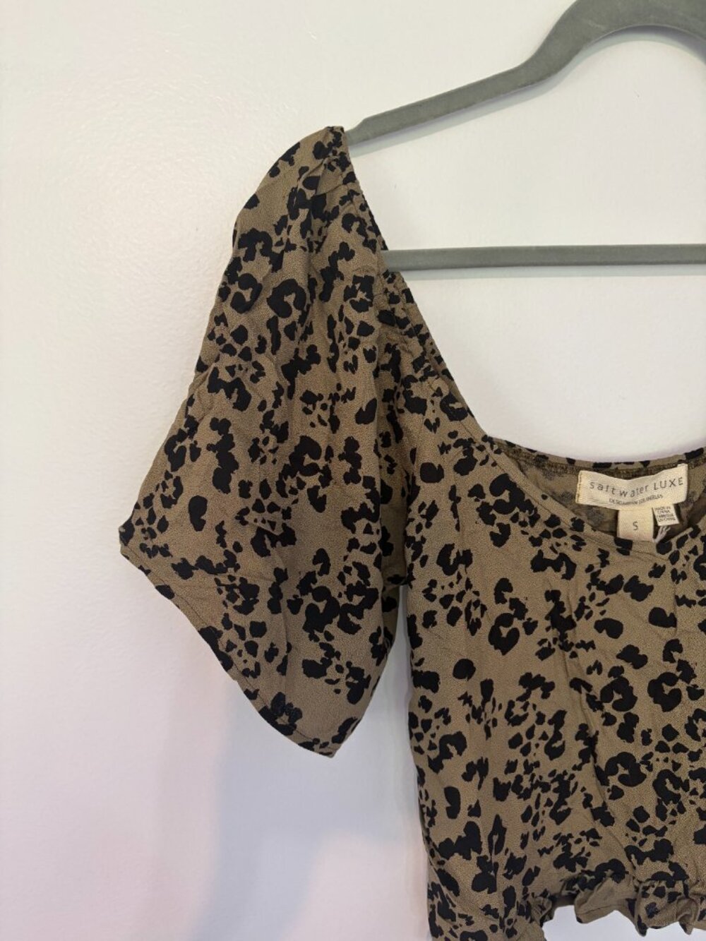 Saltwater Luxe Leopard Crop Top With Puffed Sleeves (NWT) - Picture 2 of 5